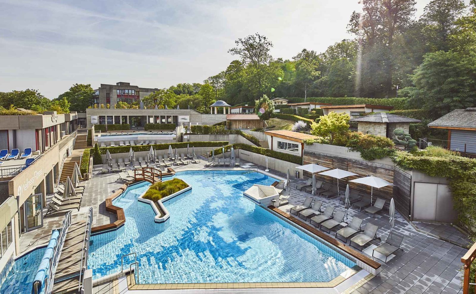 Термальний комплекс Mondorf Domaine Thermal — басейни просто неба серед парку